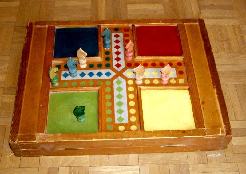 Chiến thắng thuộc về người đầu tiên đưa tất cả bốn quân cờ về đích